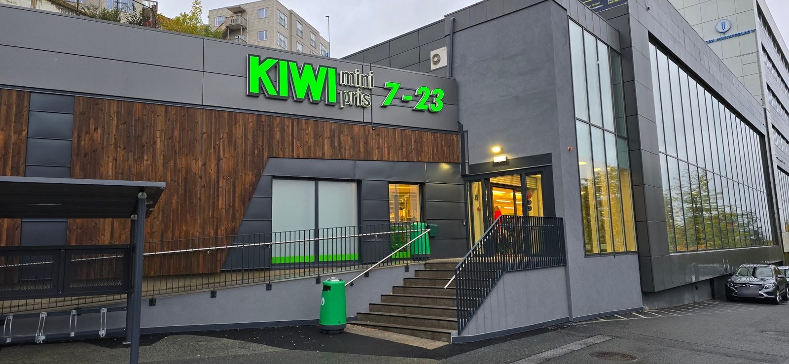 KIWI-butikken i Konows gate 67 B med nytt inngangsparti, rampe og trekledd fasade