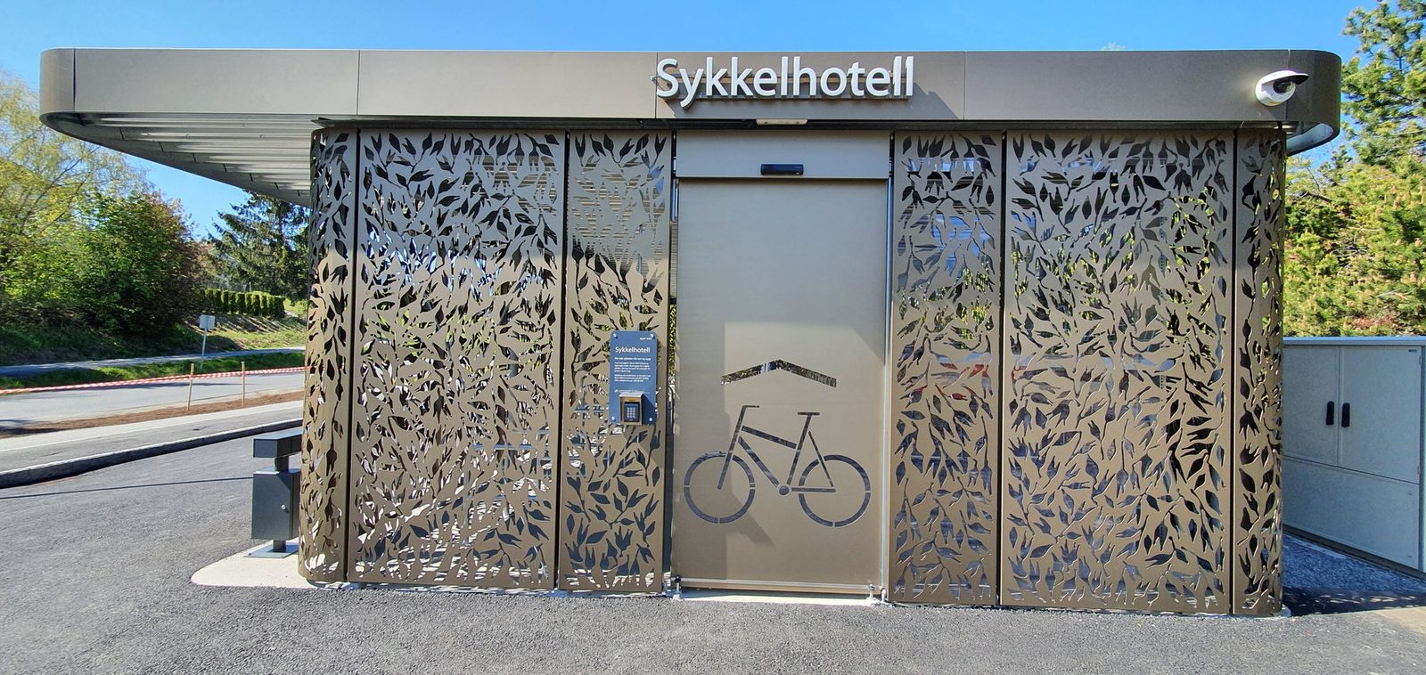 Sykkelhotell ved Vevelstad stasjon med perforert metallfasade – bilde 2